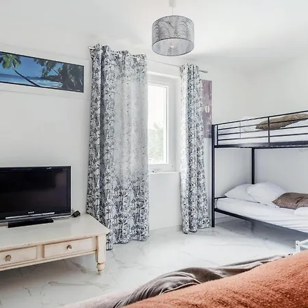 Lovely In Saint-maxime With Wifi