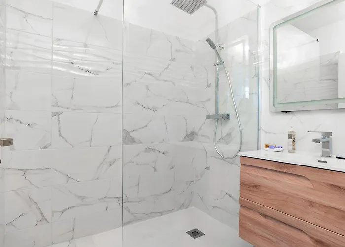 Lovely In Saint-maxime With Wifi * 생트막시메